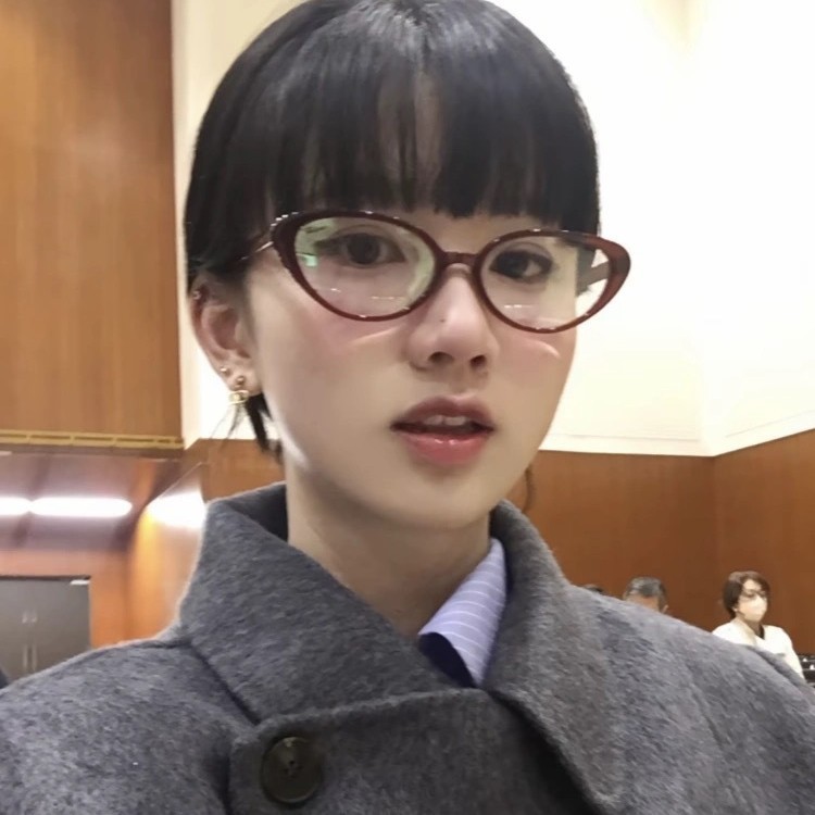 日本のレトロな赤い猫の目のメガネの学生の周囲の顔はやせています。|undefined