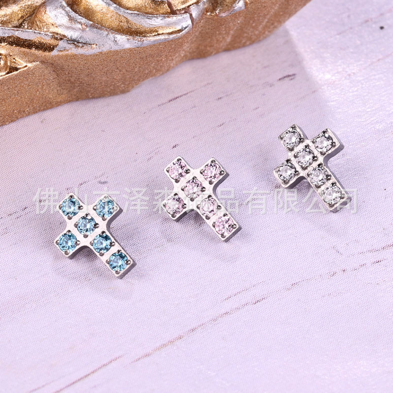 Pointed labret stud close-up product detail