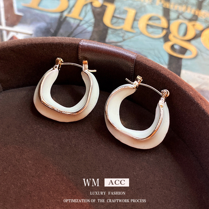 Pendientes redondos irregulares con aguja de plata Pendientes simples y fríos de moda Pendientes europeos y americanos de lujo ligero Pendientes de alta gama mujeres