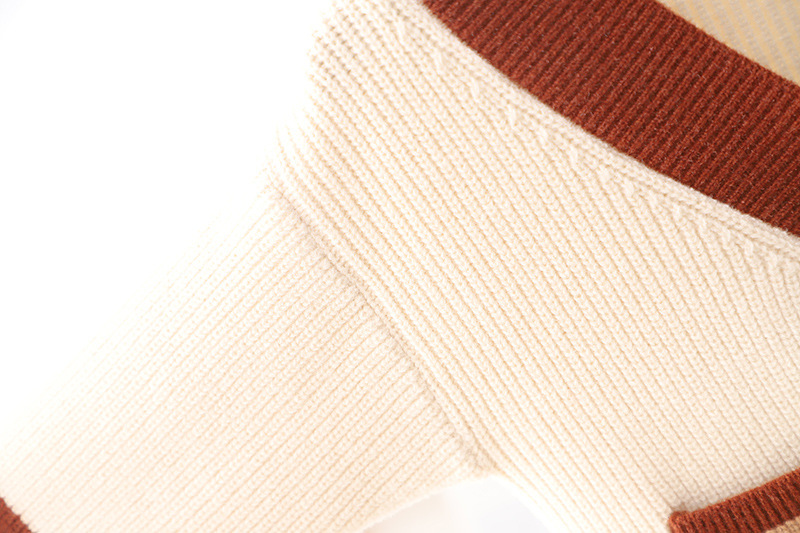 2024 Nuovo maglione lavorato a maglia per bambini, cappotto con orsetto, bottoni in alto, cardigan morbido con giunture colorate a contrasto, edizione coreana_voghion.com