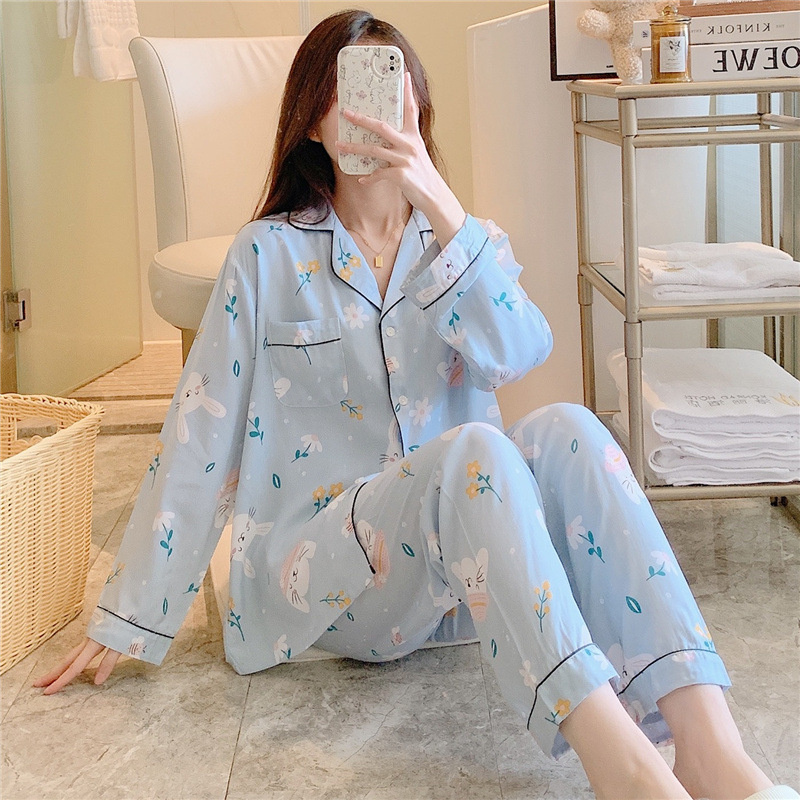 파란색 배경에 작은 토끼