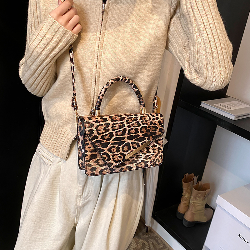 2024 otoño y invierno nueva moda leopardo moda cadena de personalidad estilo extranjero un hombro en diagonal bolso de mujer bolso cuadrado red