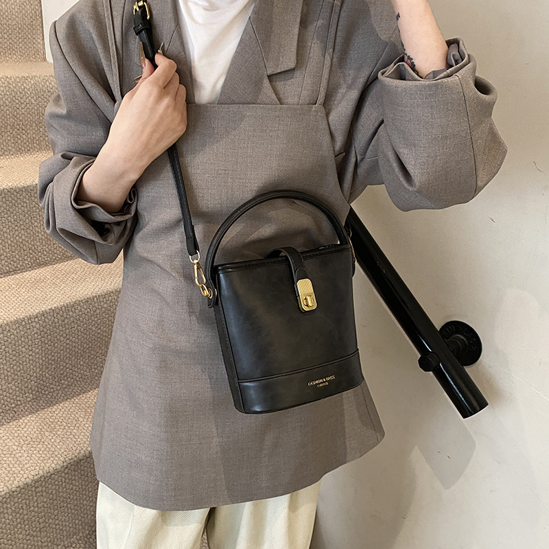 Bolso de mano de viaje retro para mujeres 2024 nuevo estilo simple bolso de hombro universal de moda alta sensación bolso de cubo