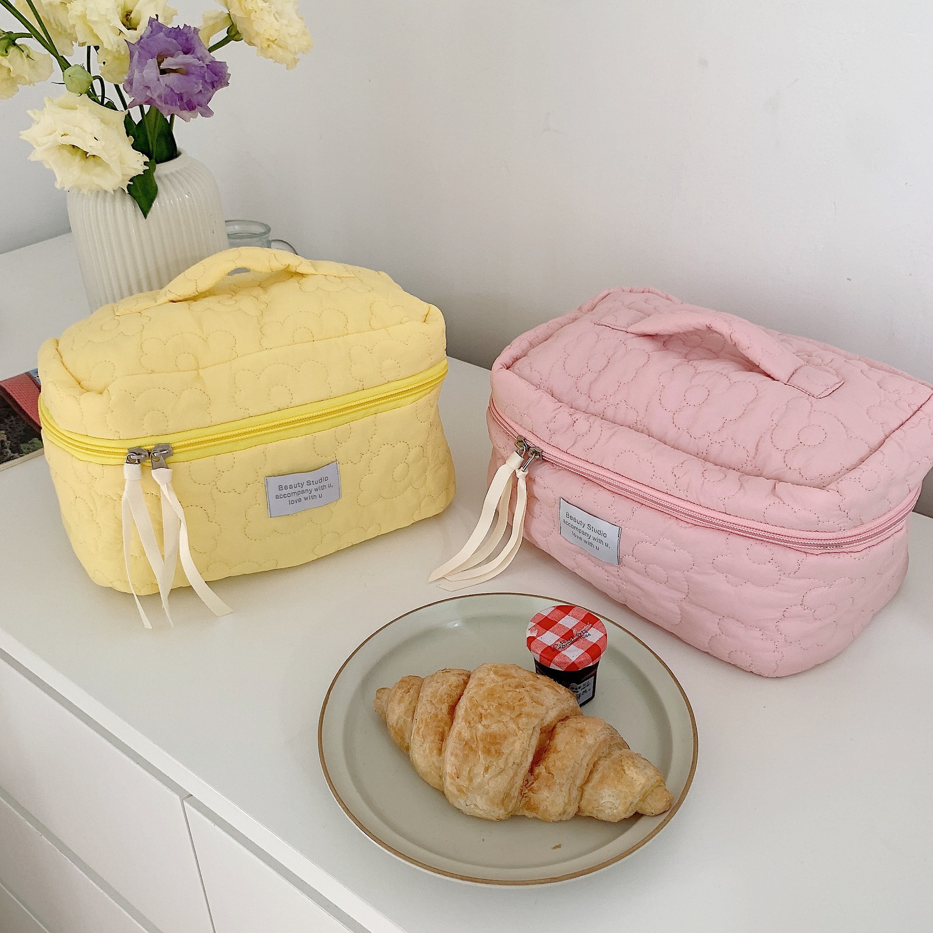 The 2631 Japanese-style fresh color-blocking flower hand-held makeup bag has a large capacity and can be carried hand in hand with a storage bag and a student pen case undefined