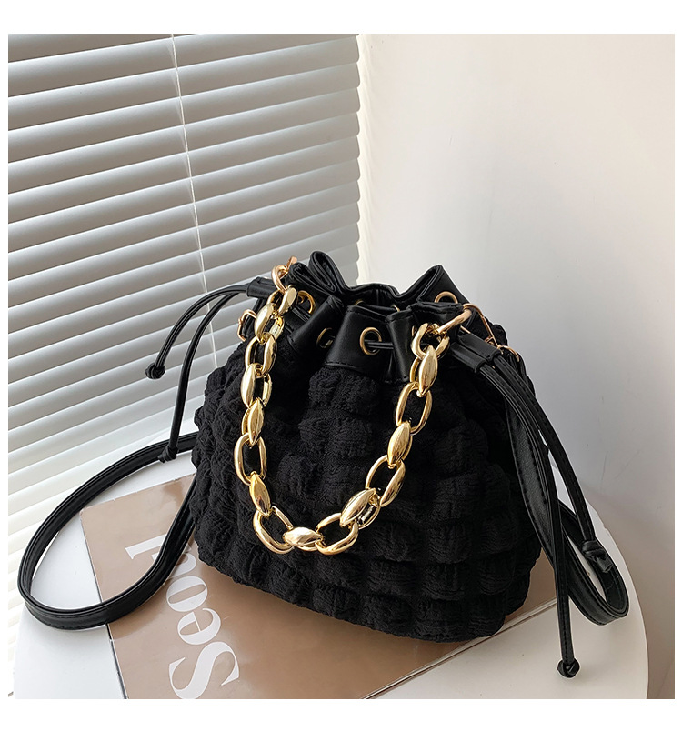 2021 New Casual Design Shrink Drawstring Metal Chainmessenger Bag Fashion Simple Shoulder Bag display picture 3