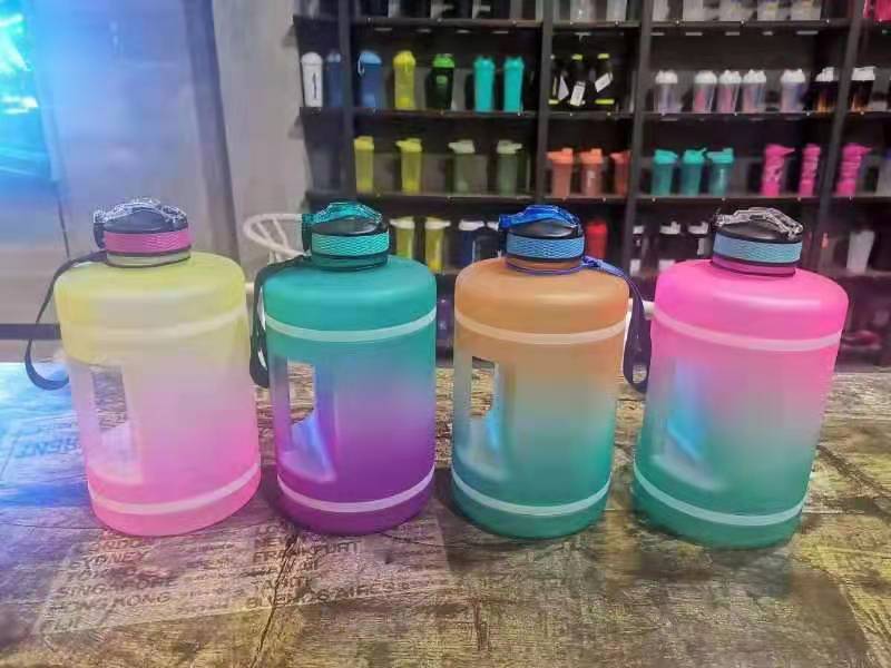 Capacidad transfronteriza deportes cubo taza portátil fitness más tamaño botella de agua con paja de plástico gradiente de color taza de agua