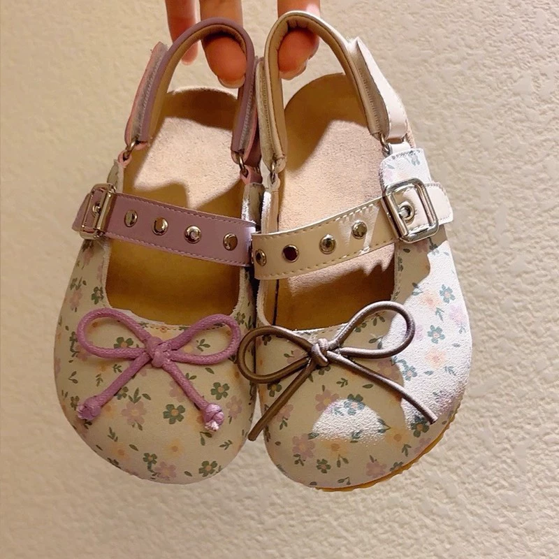 Маленькие цветочные детские сандалии 2025 Летние ботинки для девочек Бёкен сандалии для девочек Принцесса пляжные ботинки Баотоу