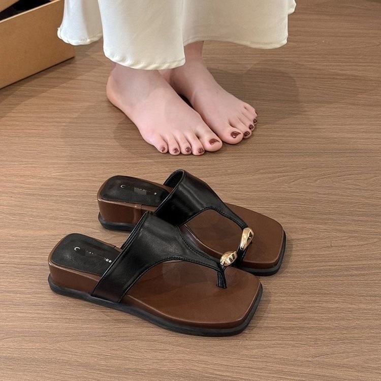 Zapatillas super calientes de verano para mujeres 2026 nuevo estilo de alta sensación de pendiente de talón de flip flops retro zapatillas frías de dedos