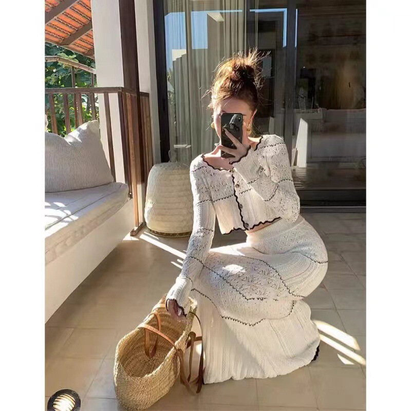 Spring and Autumn Day and Moonlight Long-Sleeved Knitted Top and Skirt Two-Piece Set, Fashionable and Elegant, Suitable for Early Autumn, a Complete Casual Outfit