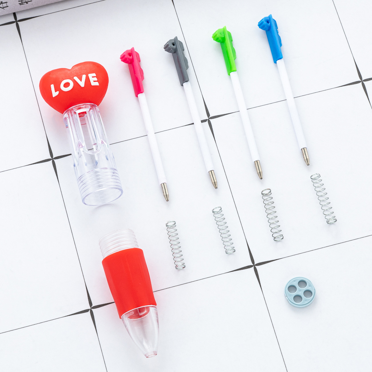 Mini bolígrafo de plástico de cuatro colores dibujos animados amor bolígrafo de marca clave bolígrafo estudiantes cuatro en uno bolígrafo de contabilidad manual