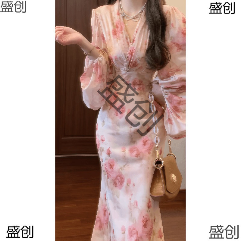 French-Style Gentle and Elegant Floral Dress with a Soft and Romantic Rouge-Colored V-Neck, Lantern Sleeves, and a Slim Fit Mermaid Silhouette French-Style Gentle and Elegant Floral Dress with a Soft and Romantic Rouge-Colored V-Neck, Lantern Sleeves, and a Slim Fit Mermaid Silhouette