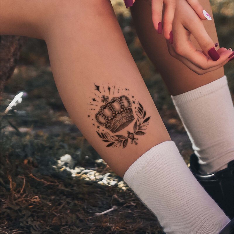 Vintage Crown Wreath Tattoo Sticker Black and Gray Exquisite Queen Style Starlight Olive Leaf Waterproof Long-Lasting Sticker for Calf Vintage Crown Wreath Tattoo Sticker Black and Gray Exquisite Queen Style Starlight Olive Leaf Waterproof Long-Lasting Sticker for Calf