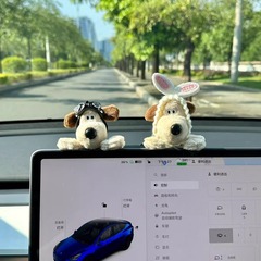 かわいい犬の車のディスプレイのぬいぐるみは家庭のオフィスのコンピュータのスクリーンを飾ってアイデアの誕生日の贈り物を飾ります。