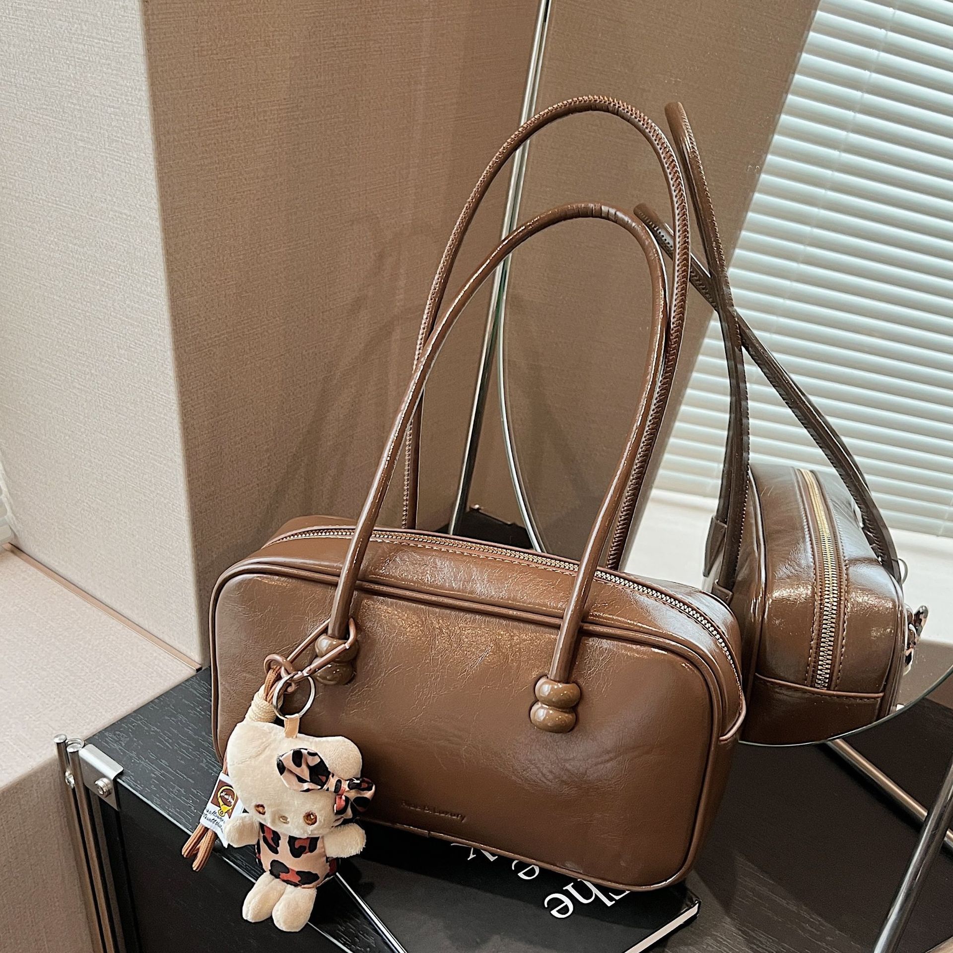 Bolsa de bolos portátil retro simple para mujeres otoño / invierno 2025 nueva bolsa de almohada casual para viajar bolsas de hombro y axila