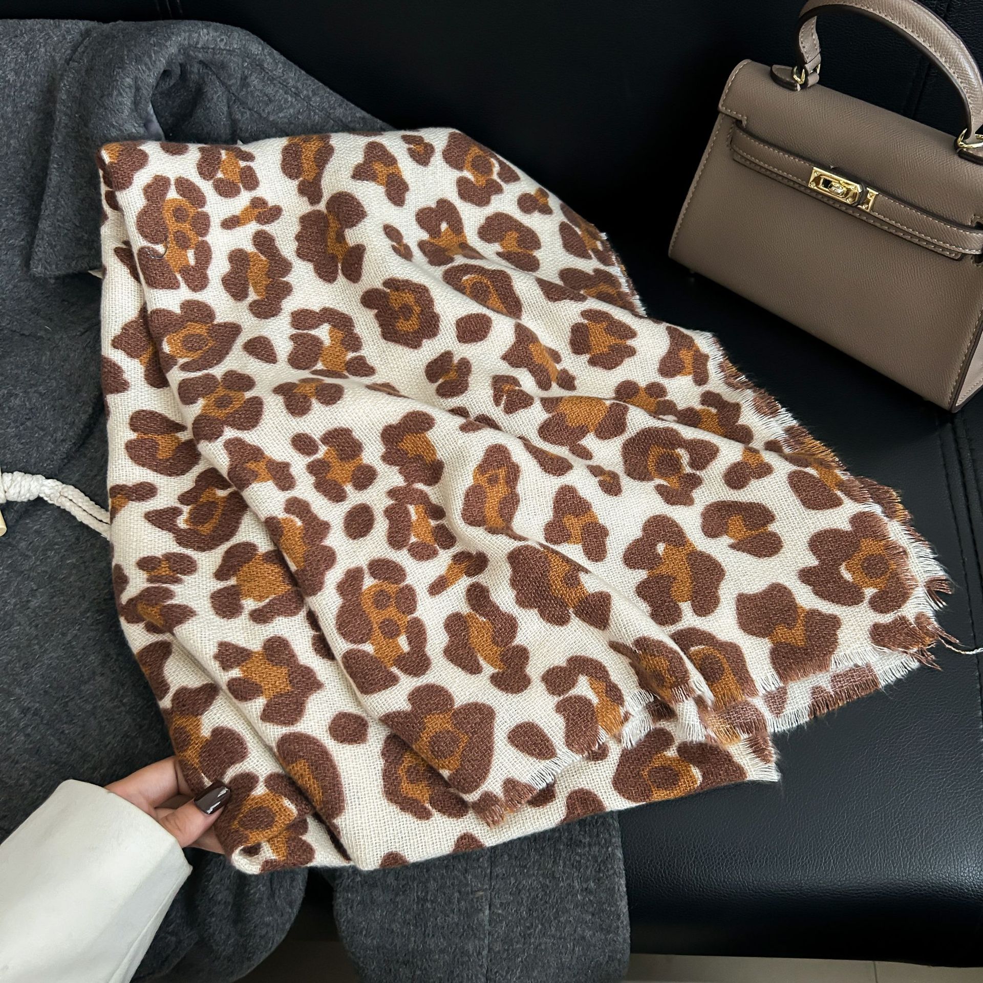 Moda europea y americana de alto nivel bufandas de leopardo otoño y invierno mujeres personalidad moderna temperamento salvaje belleza imitación de cachemire mantel cálido