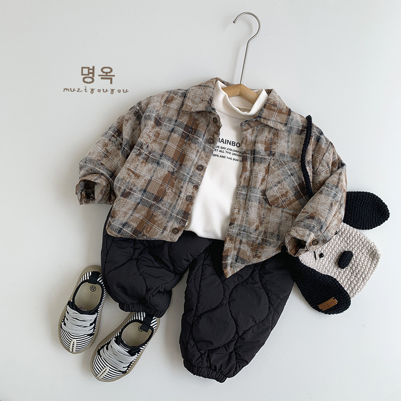 Camisa de terciopelo a cuadros de color frito 2025 invierno nueva ropa de bebé para niñas niños versión coreana de la chaqueta cálida retro de moda