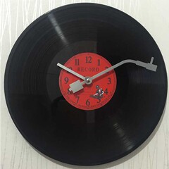 メーカーは創意的な黒ゴムレコードの掛け時計を提供しています。