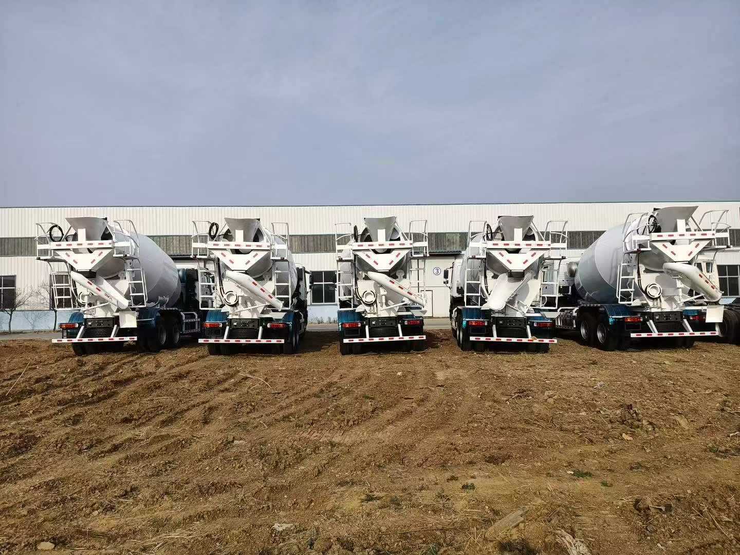 White export version of the National II vehicle chassis can be used for dump trucks and mixer trucks, 360 horsepower, HW76 new front face cab