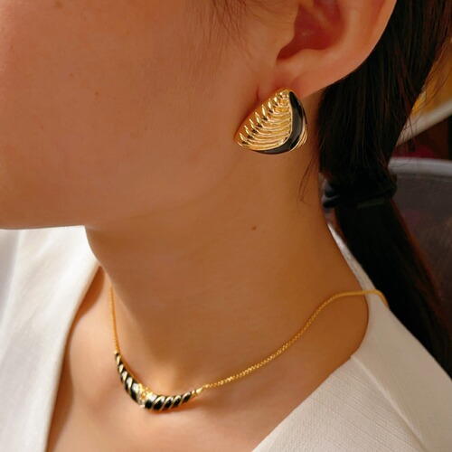 Vintage 18K Gold Black and White Oil Drip Earring Set High-Quality Retro Earrings