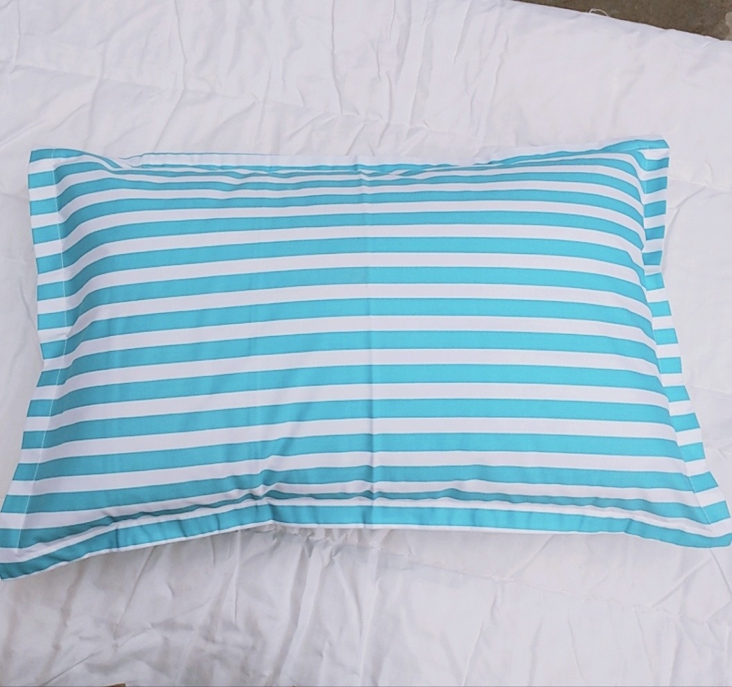 녹색과 흰색 줄무늬 베갯잇이