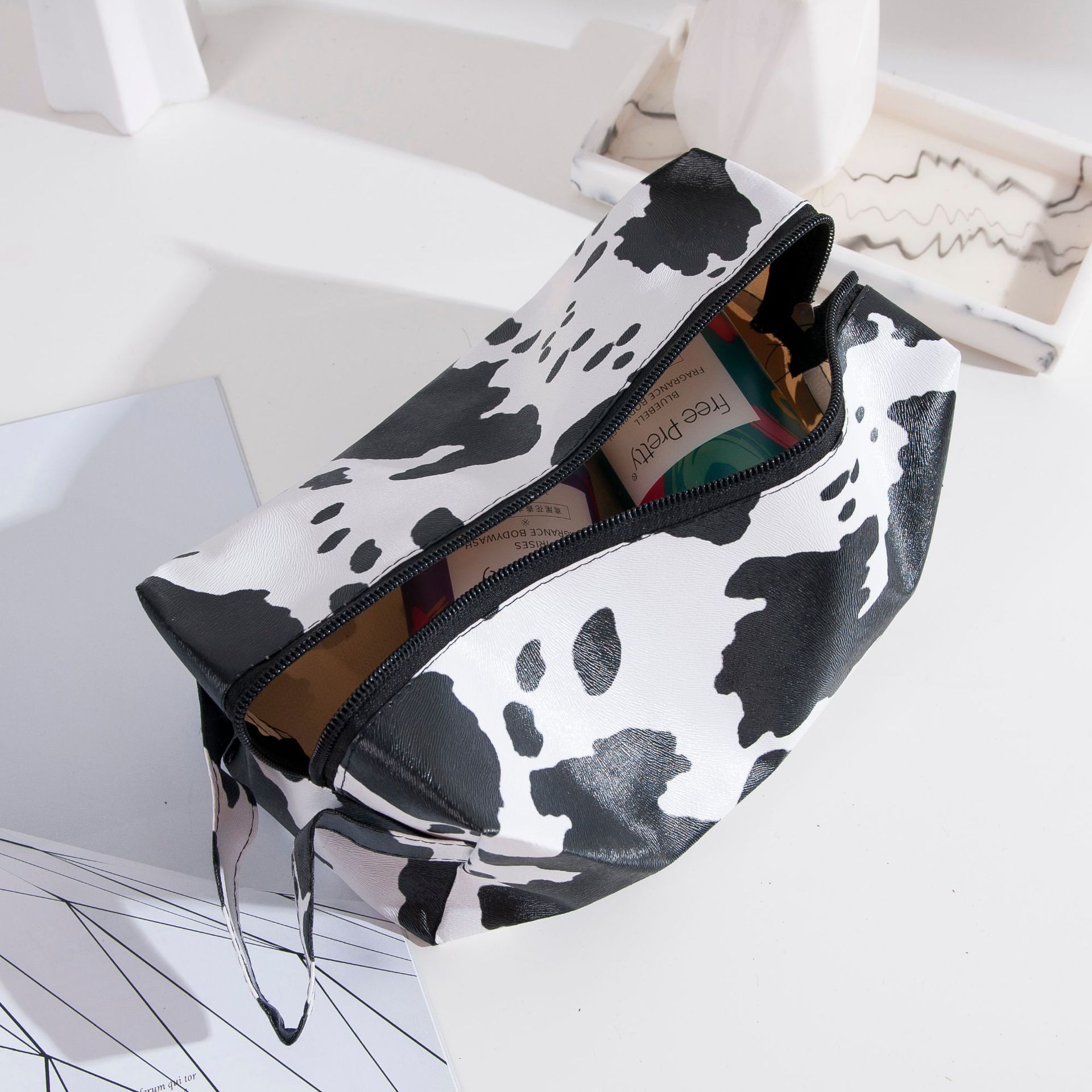 2022 nuevo color de vaca bolsa de cosméticos lindo moda simple lavado a prueba de agua bolsa de almacenamiento de viaje de gran capacidad