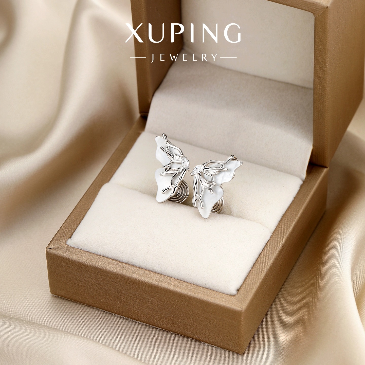 Pendientes de clip Xuping de aleación de cobre con baño de plata, diseño elegante y exclusivo, aretes graciosos y dinámicos para mujeres sin perforaciones en las orejas.