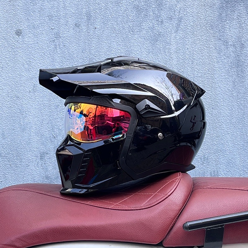 팬텀 레드가 가미된 ​​밝은 블랙