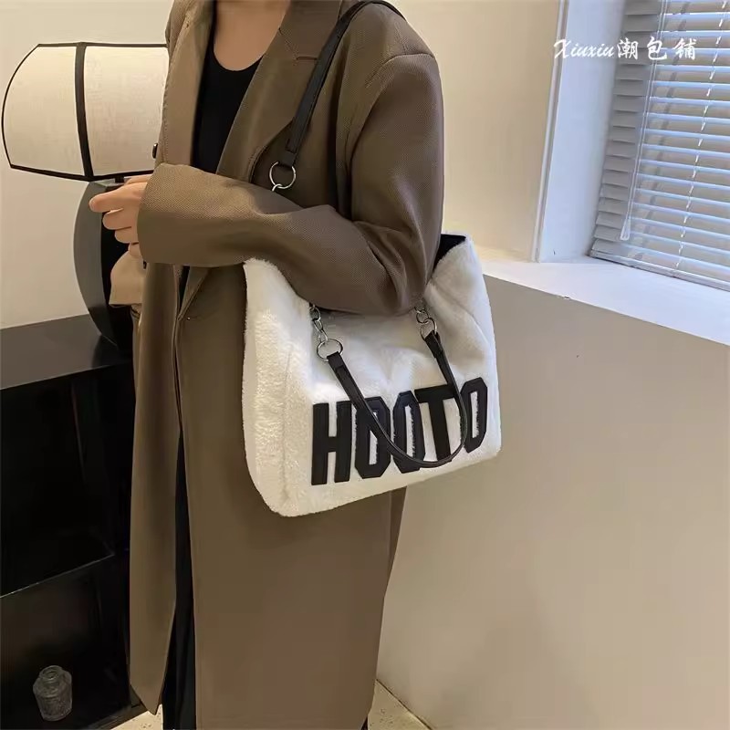This 2023 new autumn and winter commuter bag with a large capacity of wool and fleece for women is fashionable and versatile. It is a single-shoulder tote bag with letters undefined