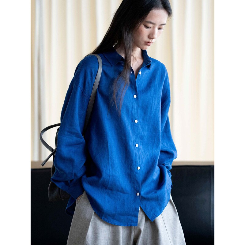 Loufu's new autumn collection features a Japanese-style old money vibe, with a collared, buttoned, loose-fitting linen shirt that exudes a simple and elegant atmosphere for women Loufu's new autumn collection features a Japanese-style old money vibe, with a collared, buttoned, loose-fitting linen shirt that exudes a simple and elegant atmosphere for women