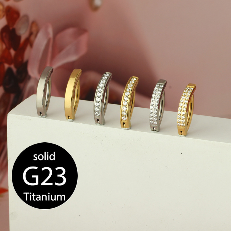 16G labret stud size and finish detail
