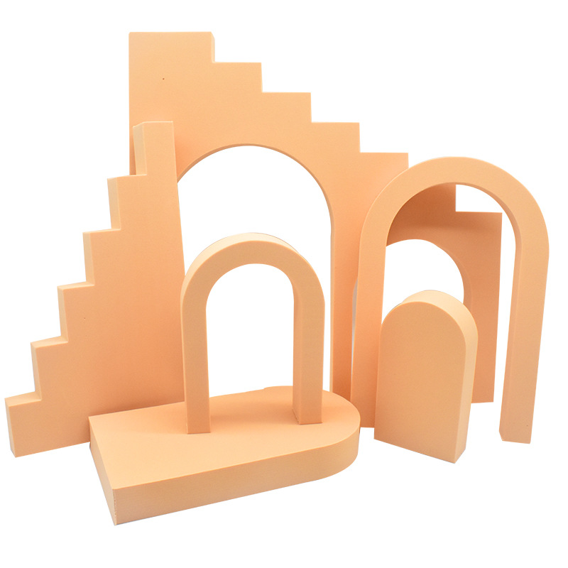 Tridimensional geométrica EVA producto accesorios de tiro joyería cosméticos FOTOGRAFÍA DE ALIMENTOS red fondo rojo decoración raqueta