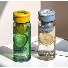 シンプルなお茶のコップを入れます。夏のファッションカップルです。