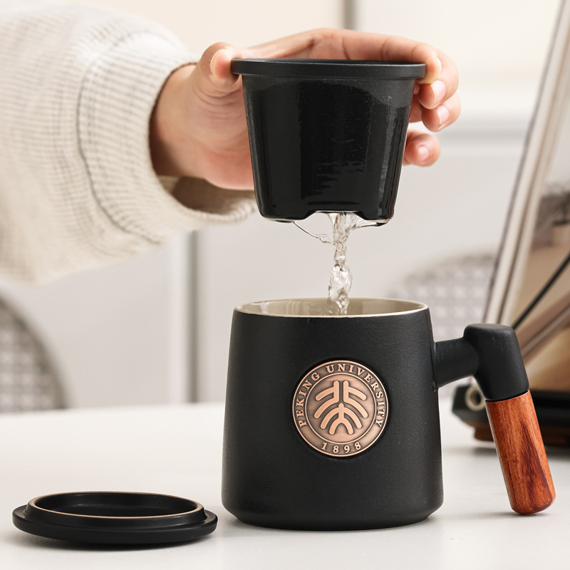 Taza de cerámica famosa escuela taza de filtro taza de marca taza de metal bronce relieve impresión LOGO taza de agua taza con tapa caja de regalo