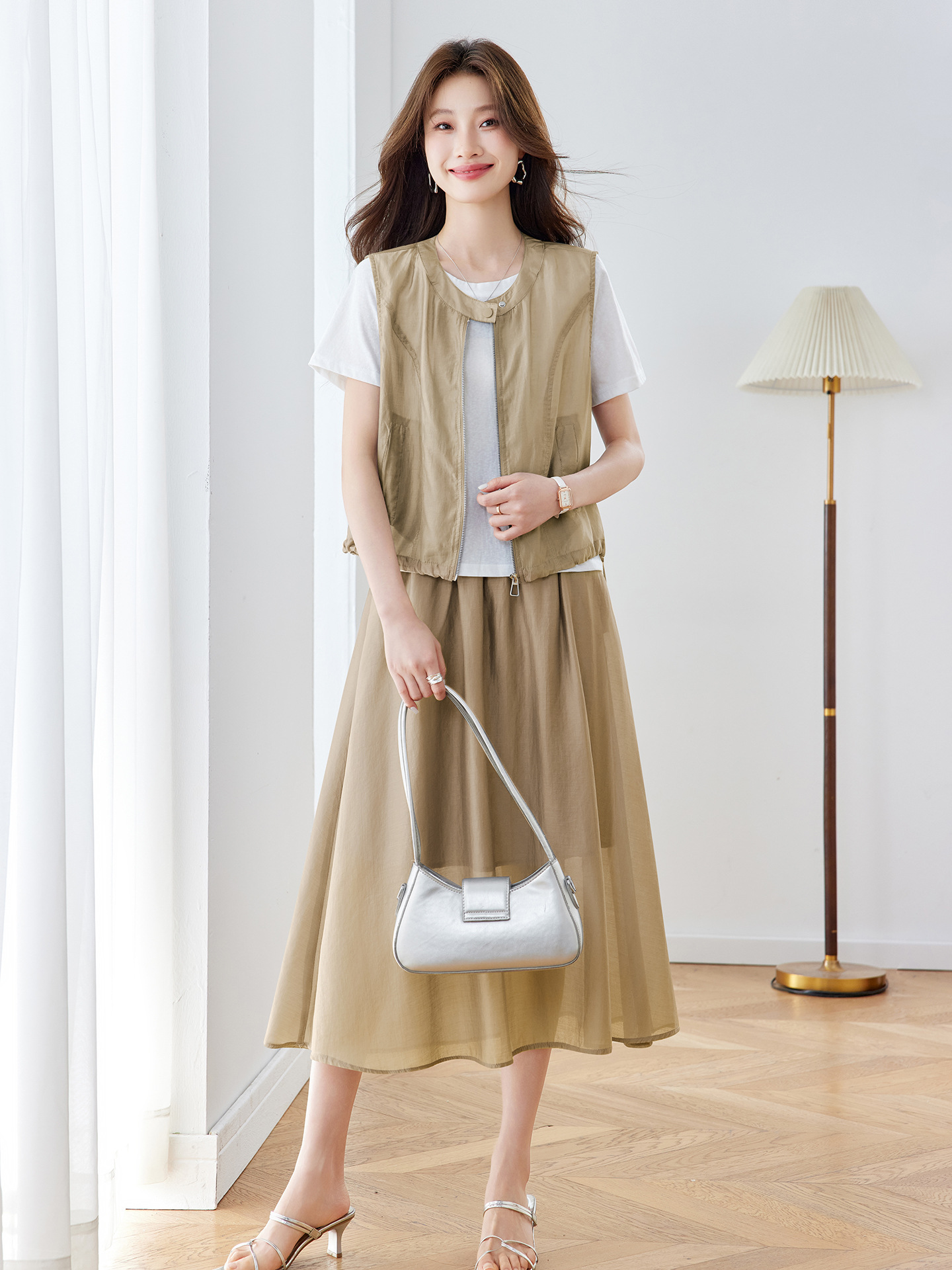 Bộ ba món thời trang nữ hè 2026 gồm áo len vest không tay và chân váy midi — màu đen, màu xám, màu kaki