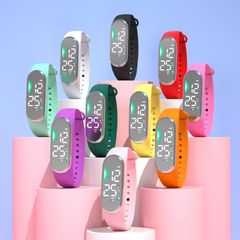 新しい電気メッキシルバーシェルファッショナブルでシンプルなブレスレットウォッチ学生と大人のためのユニバーサルスポーツとレジャー防水発光電子時計