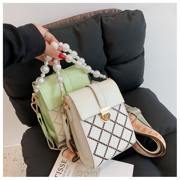 Wholesale Fashion Pearl Chain Plaid Messenger Small Square Bag Nihaojewelry display picture 12