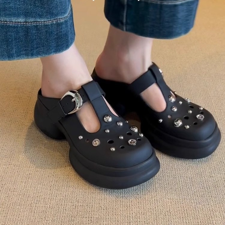 Versión de piel de vaca ~ Nicho Baotou zapatos con agujeros para mujer 2025 nuevo estilo de todo fósforo aumento de suela gruesa casual media pantuflas de boca baja para mujer