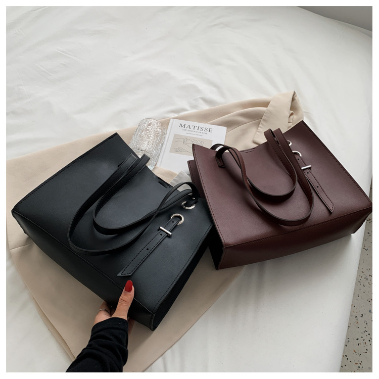 New Fashion Tote Bag Retro Portable Single Shoulder Bag Simple Large-capacity Bucket Bag display picture 12