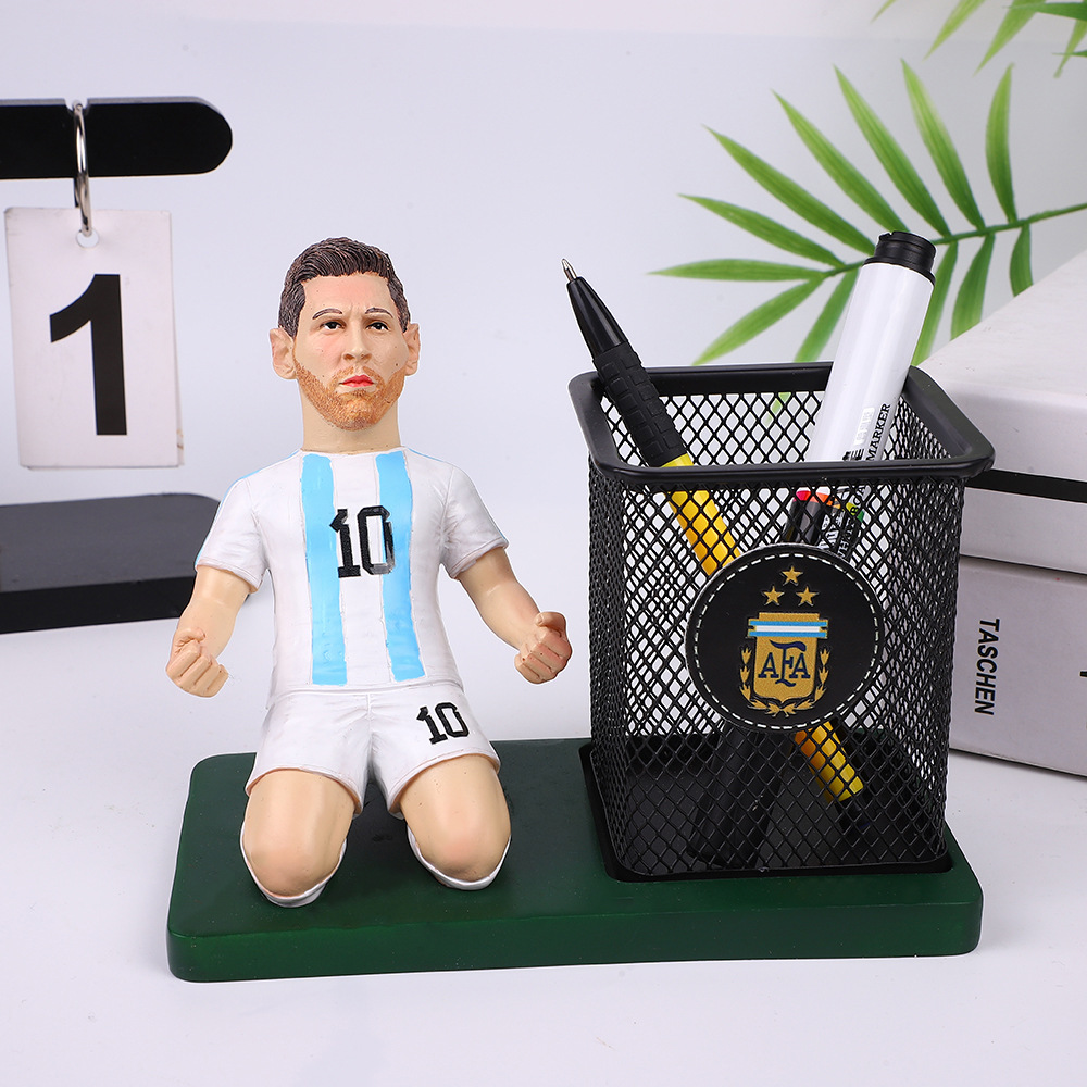 Acción de arrodillarse para celebrar el portalápices de fútbol comercio exterior transfronterizo al por mayor artesanía de resina decoración de regalos papelería creativa estudiante