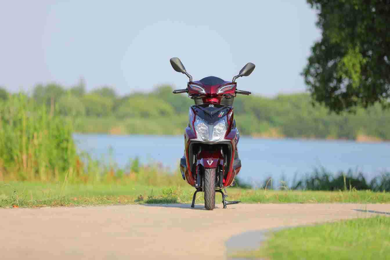 Brand New Domestic Fuel Scooter, High Power, Long Battery Life, Fuel-Saving Motorcycle, Adult Commuting and Long-Distance Running King