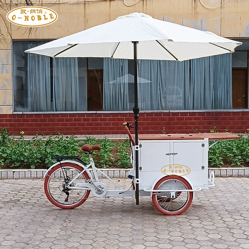 Летний новый автомобиль с мороженым, пешеходная улица