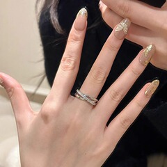 小衆は優雅に三環指輪を囲んでいます。女性の個性が精巧で、デザイン感が交差しています。