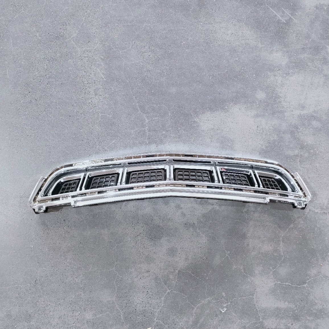 20901627 подходит для нижней решетки переднего бампера Cadillac XTS 2013-2015 годов выпуска.