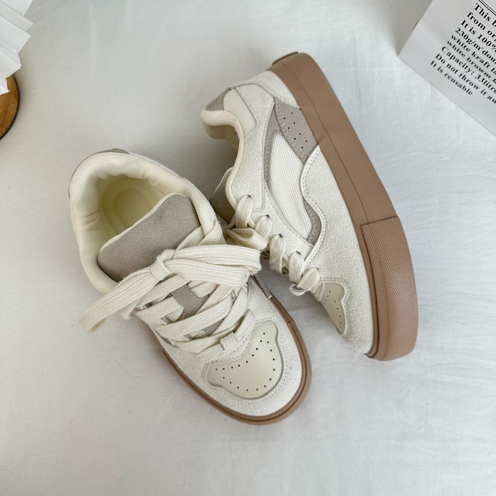 2025 primavera nuevos zapatos de skate de estilo universal para estudiantes de bajo nivel Harajuku zapatos de lona coreanos nichos zapatos blancos 6006
