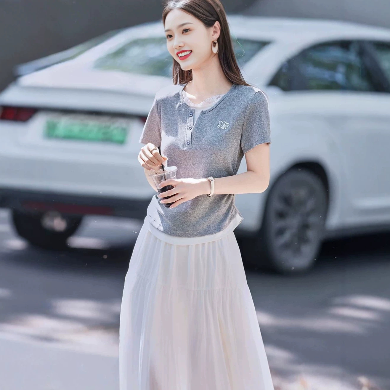 Áo thun nữ tay ngắn cổ ren phối ren, thêu họa tiết, dáng ôm gọn — màu xám chi tiết 3