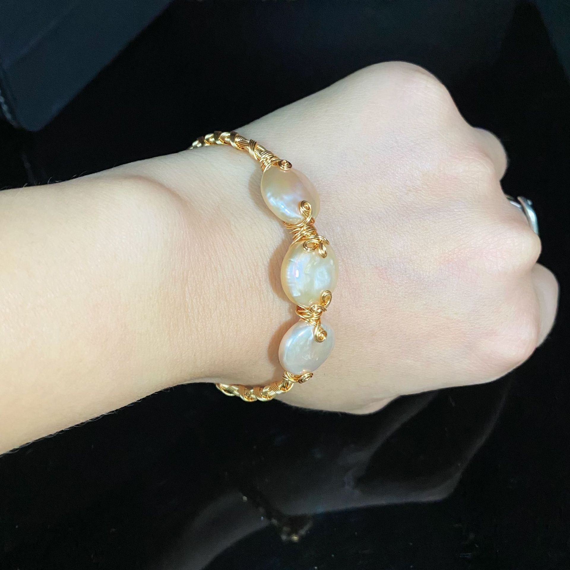 天然淡水真珠ブレスレット3つの真珠の巻線の手作りの象眼ブレスレットメーカーは直接に承認できます。