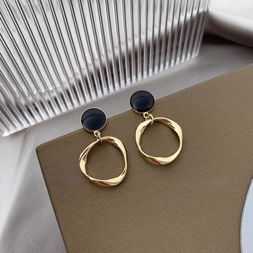 Light luxury retro wave hoop pendant painless mosquito coil disc ear clip elegant fashionable high-end niche trendy earrings for women