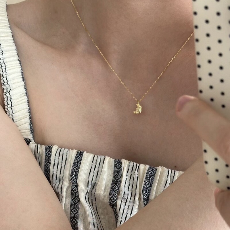 Gold Mini Croissant Pendant Necklace for Women, Korean Ins Style Niche Design, Versatile Popular Collarbone Chain Gold Mini Croissant Pendant Necklace for Women, Korean Ins Style Niche Design, Versatile Popular Collarbone Chain