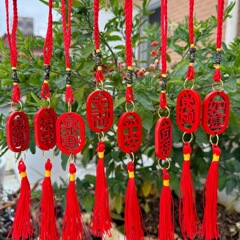 新年に看板を掛けて緑の木のブランドを植えて中国風の祝い事の文字を飾ります。
