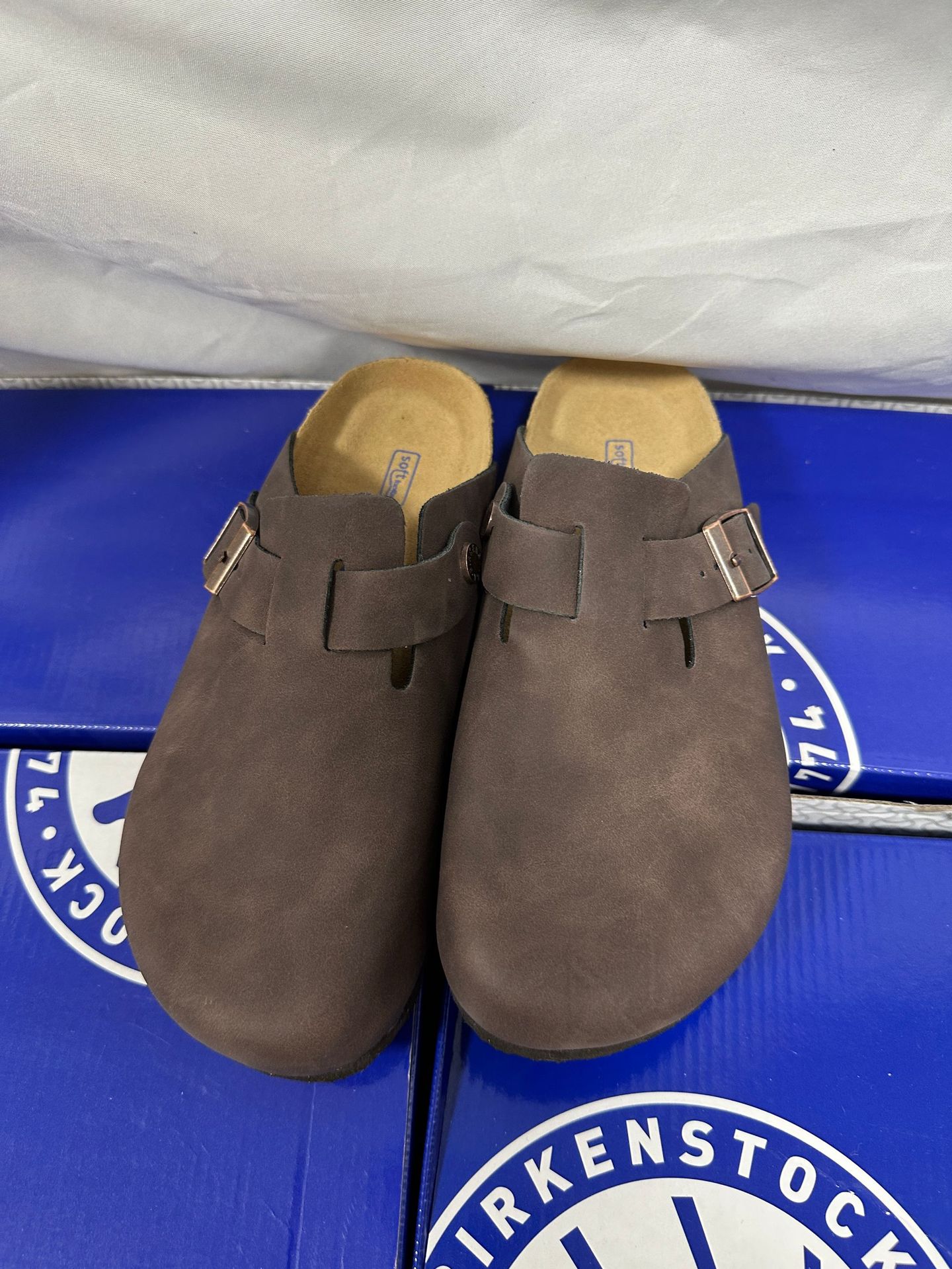 レトロな厚い底の包頭の半分のスリッパの外は2024年の秋の新型のカジュアルな怠け者の足を履いて博ケンのスリッパの女性を漕いでいます。